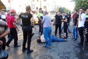 Arızalı telefonu iade edemeyince otomobiliyle bayiye girmek istedi