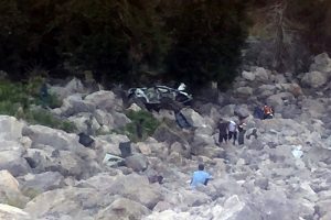 100 metreden şarampole yuvarlandılar: 2 &ouml;l&uuml;