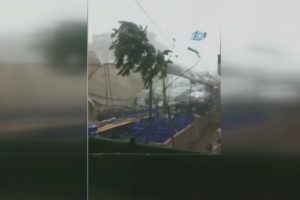 Şiddetli fırtına pazar yerini savaş alanına &ccedil;evirdi