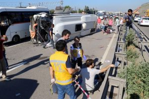Kum y&uuml;kl&uuml; kamyon ve servis minib&uuml;s&uuml; devrildi: 9 yaralı