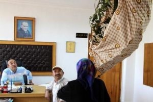 Belediyenin kestiği ağacı sırtlanıp başkanın karşısına &ccedil;ıktı