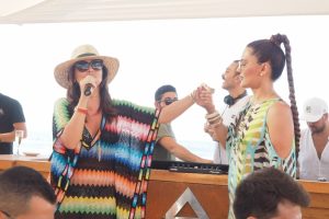 Hadise s&ouml;yledi, Demet Akalın dans etti