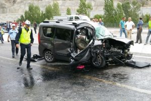 G&uuml;m&uuml;şhane'de trafik kazası: 1 &ouml;l&uuml;, 4 yaralı