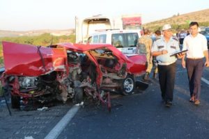 İki ara&ccedil; kafa kafaya &ccedil;arpıştı: 2 &ouml;l&uuml;, 6 yaralı