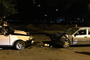 İki otomobil kafa kafaya &ccedil;arpıştı! 3 yaralı