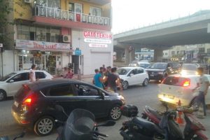 Sokak ortasındaki yumruklu, sopalı kavgayı vatandaşlar g&uuml;&ccedil;l&uuml;kle ayırdı