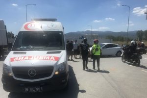 Bursa'da motosiklet otomobilin altına girdi: 1 yaralı
