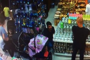 Kaşla g&ouml;z arasında bebek arabasındaki &ccedil;antayı &ccedil;aldılar