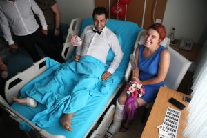 Bursa'da kazada yaralanan &ccedil;iftin nikahı hastanede kıyıldı