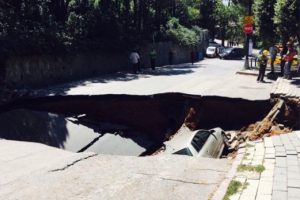 İstanbul'da yol &ccedil;&ouml;kt&uuml;! Bir ara&ccedil; i&ccedil;ine d&uuml;şt&uuml;...