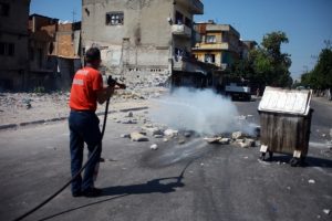 Molozları bahane ederek yol kesip lastik yaktılar
