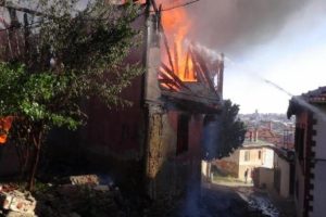 Uşak'ta tarihi konak k&uuml;l oldu