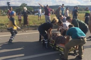 Otomobilin &ccedil;arptığı 2 kadın ağır yaralandı