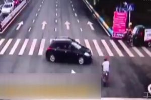 Havada taklalar atıp sokak levhasına girdi