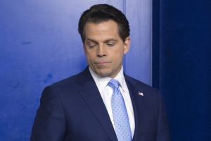Trump iletişim direkt&ouml;r&uuml;n&uuml;n biletini kesti