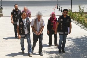 G&ouml;&ccedil;men ka&ccedil;ak&ccedil;ılarına tutuklama