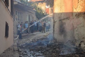 Uşak'ta metruk 2 ev k&uuml;l oldu