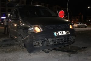 İki ara&ccedil; kafa kafaya &ccedil;arpıştı: 2 yaralı