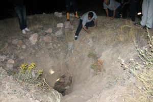 15 metrelik kuyuya d&uuml;şen yaşlı adamı, itfaiye ekipleri kurtardı