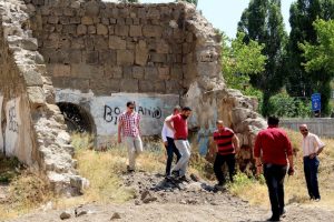 Uyuşturucu bağımlıları mahalleliyi canından bezdirdi