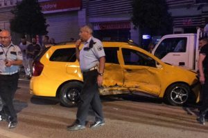 Bursa'da ticari taksiye ortadan &ccedil;arptı, 4 kişi yaralandı