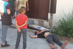 Bursa'da madde krizine girip bayılan genci &ccedil;ocuklar endişeli g&ouml;zlerle izledi