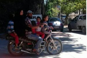 Bursa'da motosiklette tehlikeli yolculuk