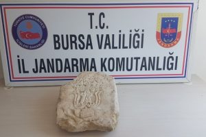 Bursa'da tarihi mezar taşını satamadan yakalandılar