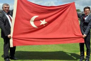 Bakanlık inceleme başlattı! Londra'dan alınan bayrak orjinal mi?