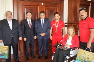 Bursa'da olimpiyat şampiyonundan valiye ziyaret