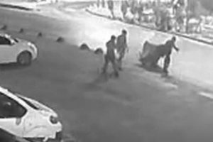 D&ouml;verek &ouml;ld&uuml;rd&uuml;ler el arabasıyla taşıdılar