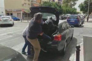 D&uuml;nyaca &uuml;nl&uuml; futbolcuyu otomobil bagajında ka&ccedil;ırdılar!
