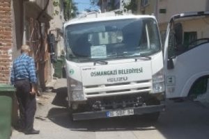 Bursa'da &ccedil;&ouml;p kamyonu asfaltı &ccedil;&ouml;kertip mahsur kaldı!