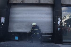 Mazgala atılan izmarit d&uuml;kkanı dumanla doldurdu
