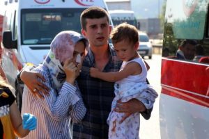 Oğullarını askere g&ouml;t&uuml;ren aile kaza yaptı: 1 &ouml;l&uuml;, 4 yaralı