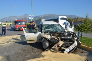 Otomobille iş&ccedil;i minib&uuml;s&uuml; &ccedil;arpıştı: 6 yaralı