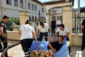 Vali Yardımcısı ile g&ouml;r&uuml;şemeyince kendini yaktı