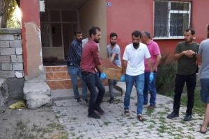 Eşini &ouml;ld&uuml;r&uuml;p, bı&ccedil;ağı kalbine saplayarak intihar etti