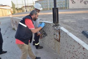 Elektrik akımına kapılıp direkten d&uuml;şen iş&ccedil;i &ouml;ld&uuml;