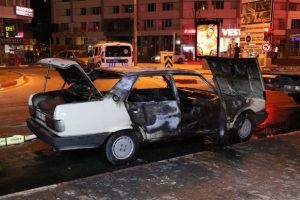 Otomobil yandı, 4 kişi son anda kurtuldu