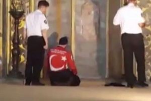 Protesto i&ccedil;in Ayasofya'nın i&ccedil;inde aniden namaza durdular