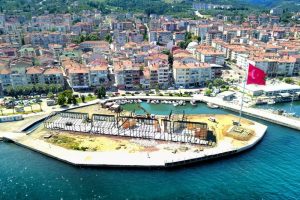 Su &uuml;zerindeki en b&uuml;y&uuml;k T&uuml;rk bayrağı