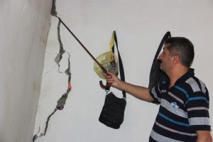 Hakkarili aile &ouml;l&uuml;mle burun buruna yaşıyor