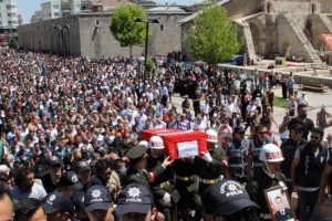 Şehit uzman &ccedil;avuş g&ouml;zyaşlarıyla son yolculuğuna uğurlandı
