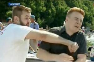 Rus muhabire canlı yayında yumruklu saldırı