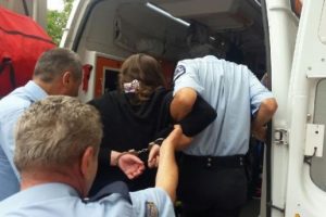 Bursa'da intihara kalkışan kadını polis kelep&ccedil;eleyip kurtardı!