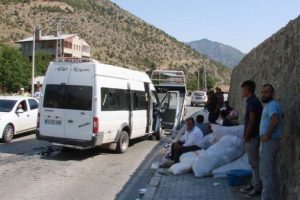 Minib&uuml;s ile Bursa plakalı otomobil &ccedil;arpıştı! 26 kişi yaralı
