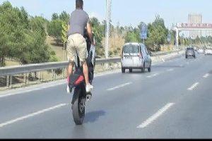 Motosiklet s&uuml;r&uuml;c&uuml;s&uuml; E-5'te y&uuml;rekleri ağızlara getirdi