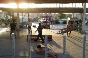 Dolmuş şof&ouml;r&uuml;yle kavga edip, camlarını kırdılar