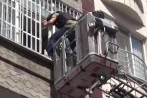 Y&uuml;r&uuml;y&uuml;ş Dergisi'ne polis pencereden girdi